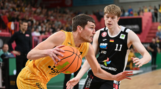 Till Jönke (links) und die Tigers Tübingen stehen bei sechs Siegen und vier Niederlagen.