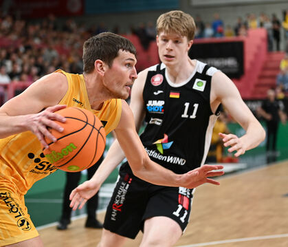 Till Jönke (links) und die Tigers Tübingen stehen bei sechs Siegen und vier Niederlagen.