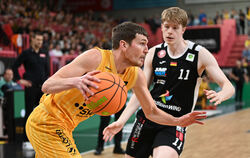 Till Jönke (links) und die Tigers Tübingen stehen bei sechs Siegen und vier Niederlagen.