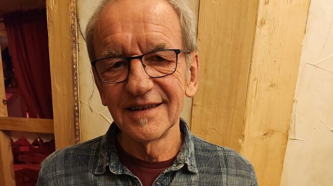 Günther Heunoske vom Heimat- und Geschichtsverein mit dem historischen Kalender für 2026.  FOTO: JR