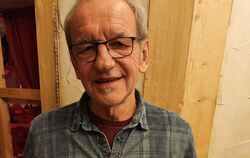 Günther Heunoske vom Heimat- und Geschichtsverein mit dem historischen Kalender für 2026.  FOTO: JR