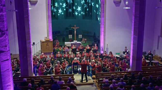 Die Martinskirche war je nach Musikstück in unterschiedliche Farben getaucht.  FOTO: PRIVAT
