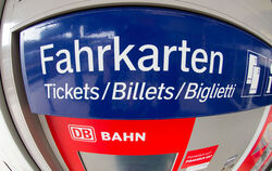 Auch die Fahrkarten-Automaten werden ausgetauscht.  FOTO: CARSTENSEN/DPA