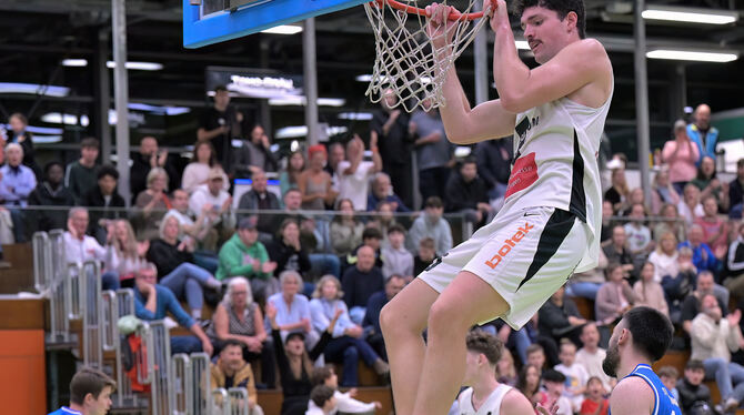 1. RL, 1. Regionalliga, Basketball, DBB, Maenner, Saison 2025/26, Suedwest, TSG Solcom Ravens Reutlingen Hang-Time mit Aike Bensmann. Der Reutlinger Big Man zählt zu den besten Fünf der Liga.