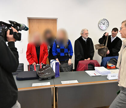 Familie Waibel mit ihren Anwälten vor der Urteilsverkündung im Amtsgericht  Ravensburg vor genau einem Jahr.