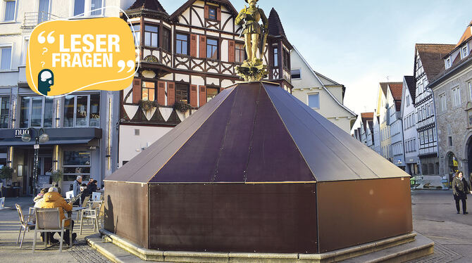 Leserfrage, Brunnen, Einhausung, Reutlingen, Innenstadt Nur die Statue von Kaiser Maximilian schaut noch über den Reutlinger Marktplatz. Der Rest des historischen Springbrunnens versch