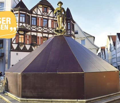 Nur die Statue von Kaiser Maximilian schaut noch über den Reutlinger Marktplatz. Der Rest des historischen Springbrunnens versch
