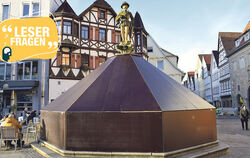 Nur die Statue von Kaiser Maximilian schaut noch über den Reutlinger Marktplatz. Der Rest des historischen Springbrunnens versch