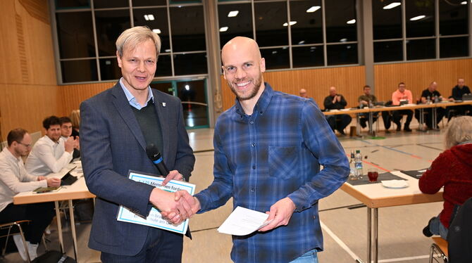 Bürgermeister Peter Nußbaum (links) nimmt zu Beginn der Gemeinderatssitzung die Petition für den Erhalt der Holzelfinger Schule