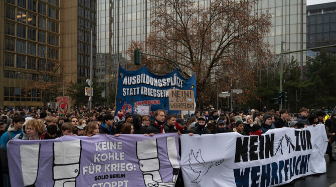 brb, lbn, Verteidigung, Krieg, Konflikte Mehrere Hundert Teilnehmer protestieren auf einer Demonstration gegen die Wehrdienstpläne der schwarz-roten Koalition in Berlin.