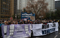 Mehrere Hundert Teilnehmer protestieren auf einer Demonstration gegen die Wehrdienstpläne der schwarz-roten Koalition in Berlin.