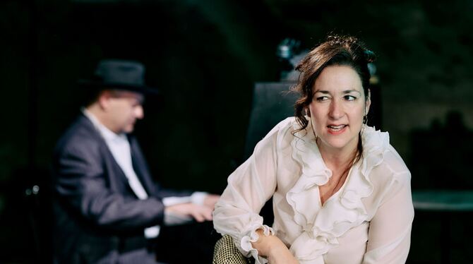 Chrysi Taoussanis (vorn) und Maciej Szyrner im Musical »Heute Abend: Lola Blau« von Georg Kreisler.