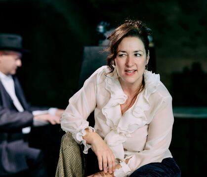 Chrysi Taoussanis (vorn) und Maciej Szyrner im Musical »Heute Abend: Lola Blau« von Georg Kreisler.