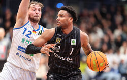 Kommt auf 15 Punkte und sieben Rebounds: Tigers-Forward Bernard Pelote (rechts).