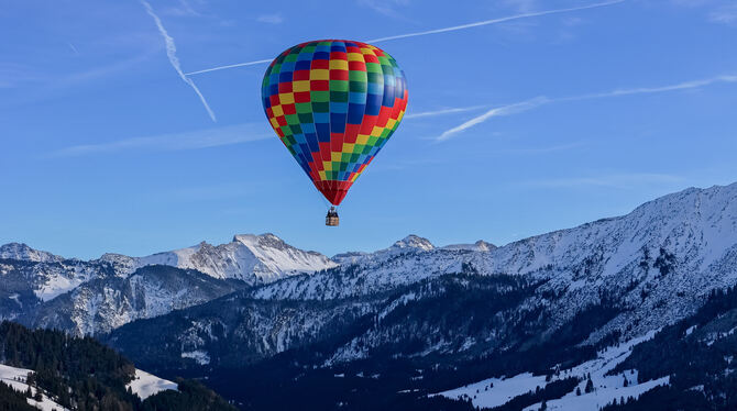 Beim Ballonfestival im Januar zaubern die farbenprächtigen Riesen über den verschneiten Berge des Tannheimer Tals ein einzigart
