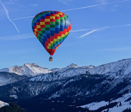 Beim Ballonfestival im Januar zaubern die farbenprächtigen Riesen über den verschneiten Berge des Tannheimer Tals ein einzigart