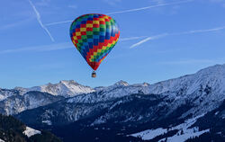 Beim Ballonfestival im Januar zaubern die farbenprächtigen Riesen über den verschneiten Berge des Tannheimer Tals ein einzigart