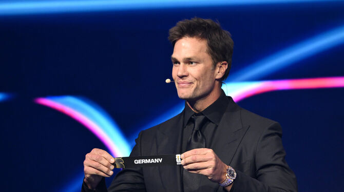 Football-Legende Tom Brady zieht das deutsche Los aus dem Topf. FOTO: NGAN/DPA Football-Legende Tom Brady zieht das deutsche Los aus dem Topf. FOTO: NGAN/DPA