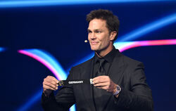 Football-Legende Tom Brady zieht das deutsche Los aus dem Topf. FOTO: NGAN/DPA