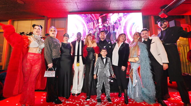 Promi-AUflauf in Reutlingen Gruppenbild mit den Stargästen: Micaela Schäfer (links), Julian F. M. Stoeckel (Zweiter von links), Bruce Darnell (Vierter von l