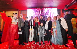 Gruppenbild mit den Stargästen: Micaela Schäfer (links), Julian F. M. Stoeckel (Zweiter von links), Bruce Darnell (Vierter von l