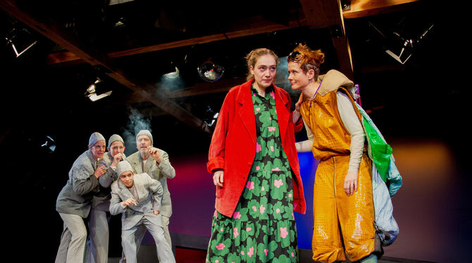 Momo Lindenhof 2025 Die Grauen lauern. Im Vordergrund: Hannah Im Hof als Momo und Linda Schlepps als Kassiopeia.