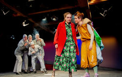 Die Grauen lauern. Im Vordergrund: Hannah Im Hof als Momo und Linda Schlepps als Kassiopeia.