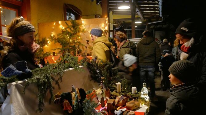 Weihnachtsmarkt Honauer Bahnhof Rund um und vor dem Honauer Bahnhof gab es am Wochenende ein reichthaltiges Sortimen an Speisen und Geschenken.