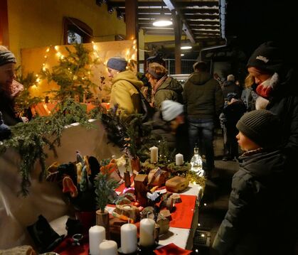 Rund um und vor dem Honauer Bahnhof gab es am Wochenende ein reichthaltiges Sortimen an Speisen und Geschenken.