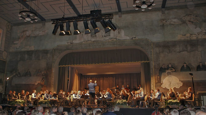120 Musikerinnen und Musiker boten dem begeisterten Publikum ein großartiges Jahresabschlusskonzert