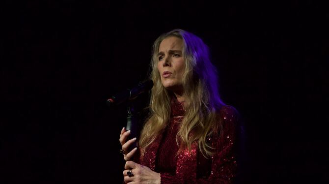 Die 55-jährige Norwegerin Rebekka Bakken überzeugt mit Charme und Stimme.