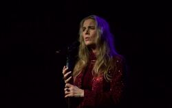 Die 55-jährige Norwegerin Rebekka Bakken überzeugt mit Charme und Stimme.