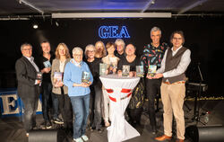 Autorinnen und Autoren mit dem Moderations-Duo.