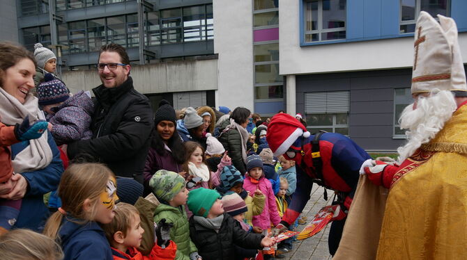 Kinderklinik Nikolaus Geschenke durften am Samstag natürlich nicht fehlen, die Nikolaus und Spiderman an die Kinder im Innenhof verteilten.