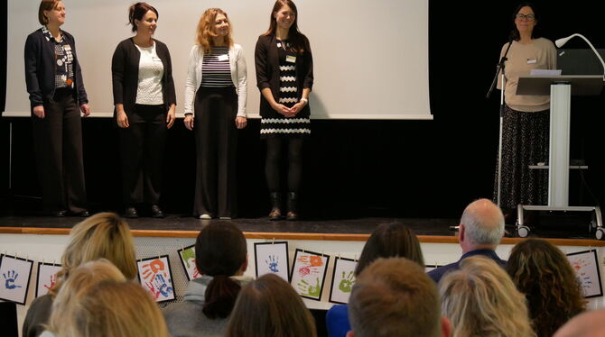 Das »Patentino«-Team auf der Bühne im Tübinger Museum sorgt dafür, dass Kinder aus Familien mit psychisch-krankem Elternteil mit