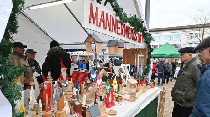 Männer im Unruhestand haben gebastelt für den  Rommelsbacher Weihnachtsmarkt