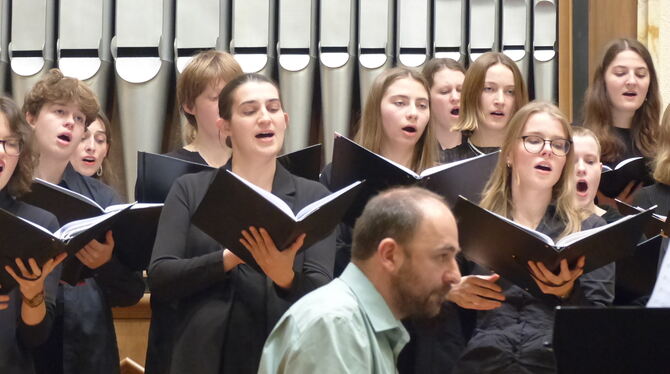 Adventskonzert des Akademischen Chors Tübingen Sängerinnen des Akademischen Chors mit Pianist Dan.