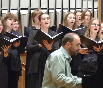Sängerinnen des Akademischen Chors mit Pianist Dan.