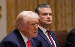 US-Präsident Donald Trump (links) und US-Kriegsminister Pete Hegseth stellen die neue US-Sicherheitsstrategie vor.