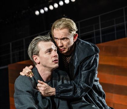 Franz Pätzold (links) als Dänenprinz Hamlet, Sven Prietz als Höfling Guildenstern in Burkhard C. Kosminskis »Hamlet«-Inszenierun