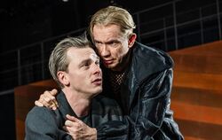 Franz Pätzold (links) als Dänenprinz Hamlet, Sven Prietz als Höfling Guildenstern in Burkhard C. Kosminskis »Hamlet«-Inszenierun