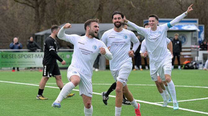 Fussball, Maenner, Saison 2025/26, VL, Verbandsliga, Wuerttemberg, wfv Christos Chatzimalousis (links) und seine Young-Boys-Teamkollegen haben auch im letzten Spiel des Jahres wieder was zu feiern.