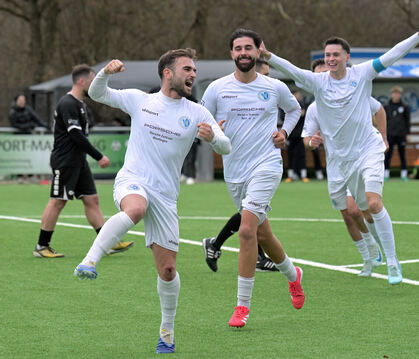 Christos Chatzimalousis (links) und seine Young-Boys-Teamkollegen haben auch im letzten Spiel des Jahres wieder was zu feiern.