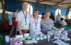 In Uganda im Einsatz: Denise Weihing (rechts) mit zwei Kollegen bei der Medikamentenausgabe.