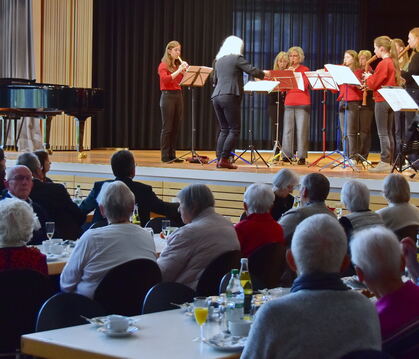 Zeit für gemütliche Begegnung: Die Senioren der Gesamtstadt Mössingen, unterhalten von der Blockflötengruppe der Jugendmusikschu
