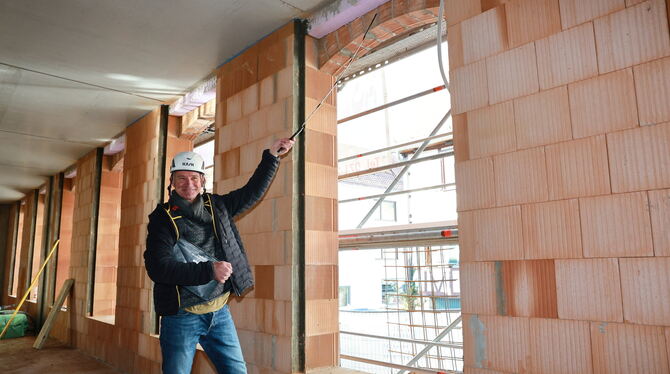 Rathaus-Ergänzungsbau Pfullingen Das Besondere liegt im Detail: Architekt Stephan Straush zeigt die Bögen am Fenster. Dafür braucht es eine besondere Technik, di