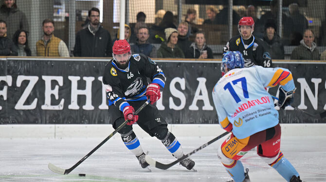 Eishockey, EBW, Baden-Wuerttemberg Liga, BW Liga, BWL, Maenner, Saison 2025/26 Martin Cervenka (links) trifft gegen Schwenningen zweifach.
