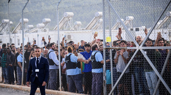 Migration, Flüchtlinge, Polizei, Justiz Bewohner des Flüchtlingslagers reagieren sehr emotional und mit »Germany«-Rufen auf den Besuch von Bundespräsident Steinmeier b