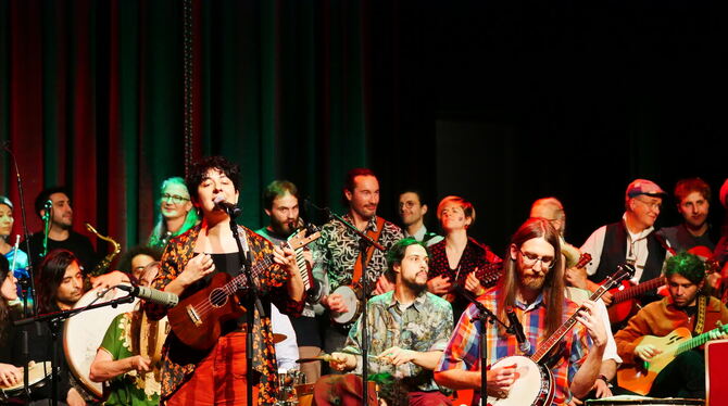 TüFolk Festival Sudhaus 2025 Mehr als 70 Musikerinnen und Musiker auf der Bühne: Das TüFolk-Festival.