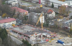 Die Sika-Baustelle in Bad Urach vom Mittleren Hanner Felsen aus gesehen.  FOTO: SCHWARZ